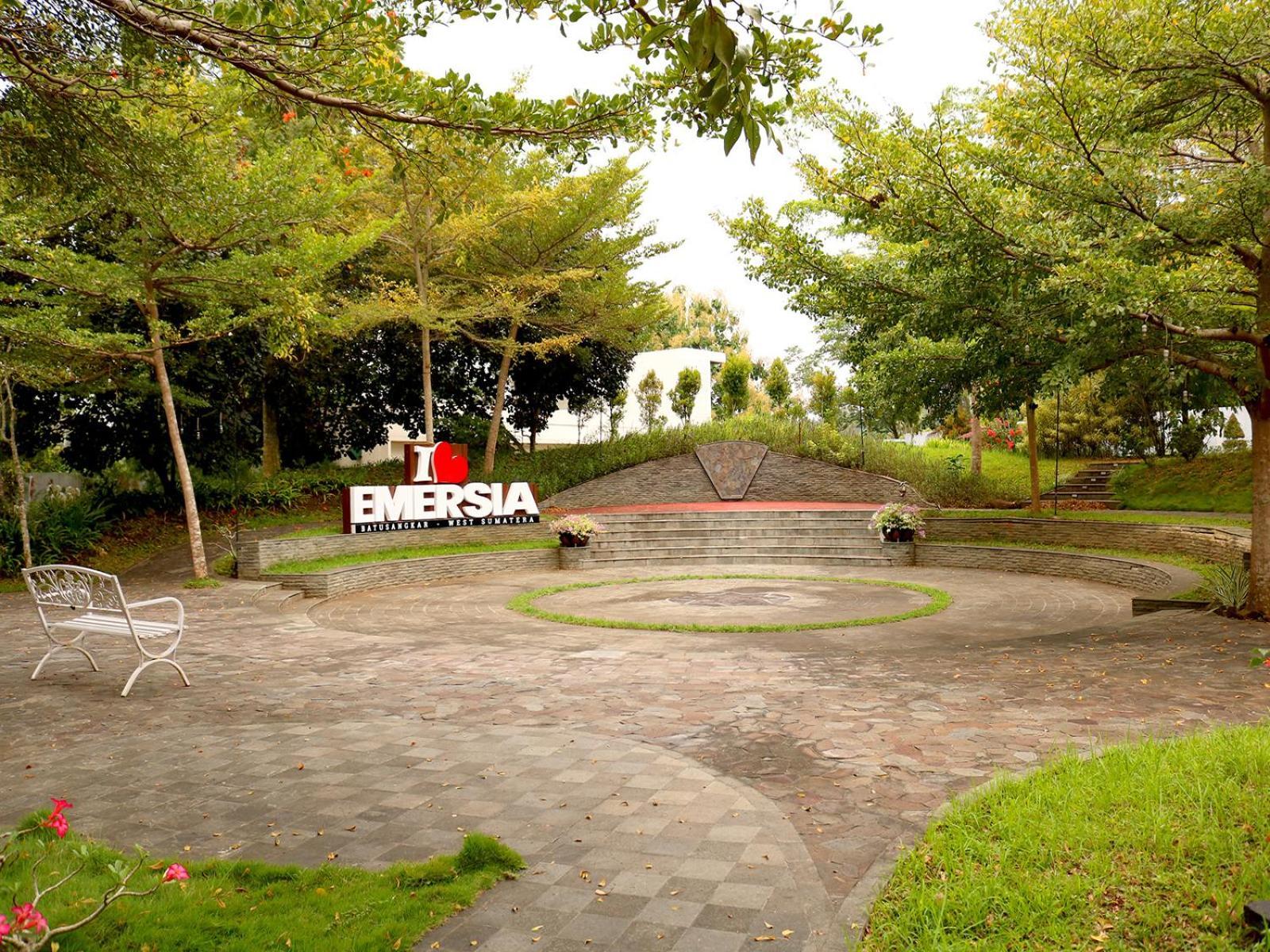 Emersia Hotel & Resort Batusangkar Exterior foto